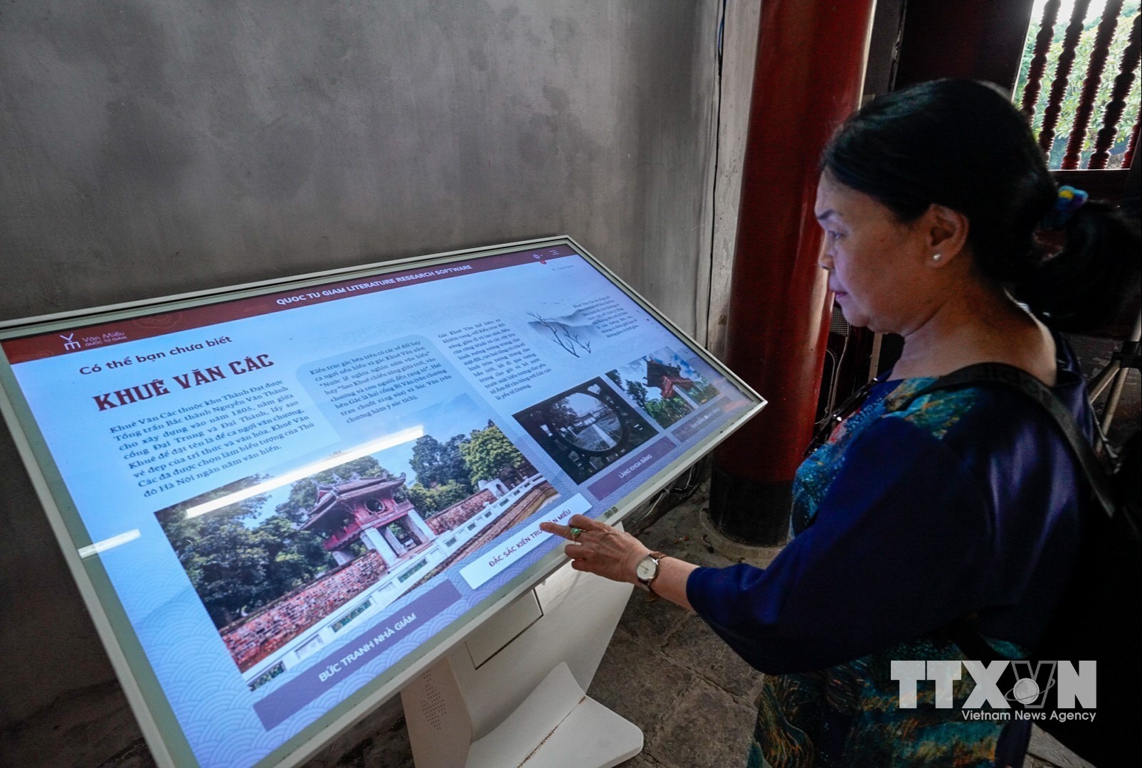 Hệ thống tra cứu thông tin cùng các sản phẩm sách điện tử 2D, 3D. (Ảnh: Khánh Hoà/TTXVN)